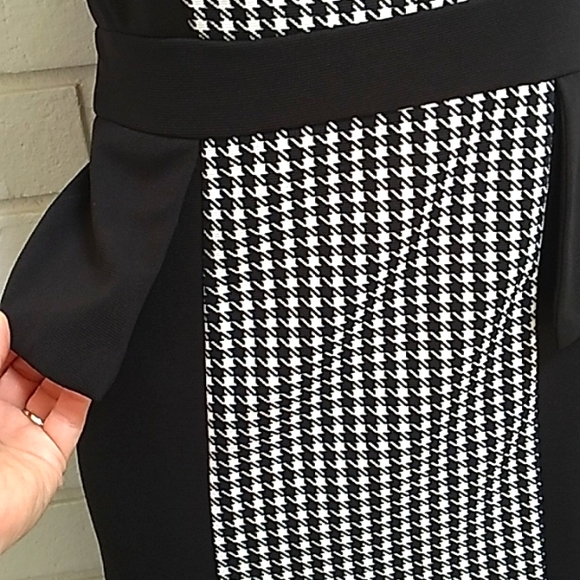 New York & Company Black/White Ruffle Sheath Dress. Size S/M - Picture 4 of 12